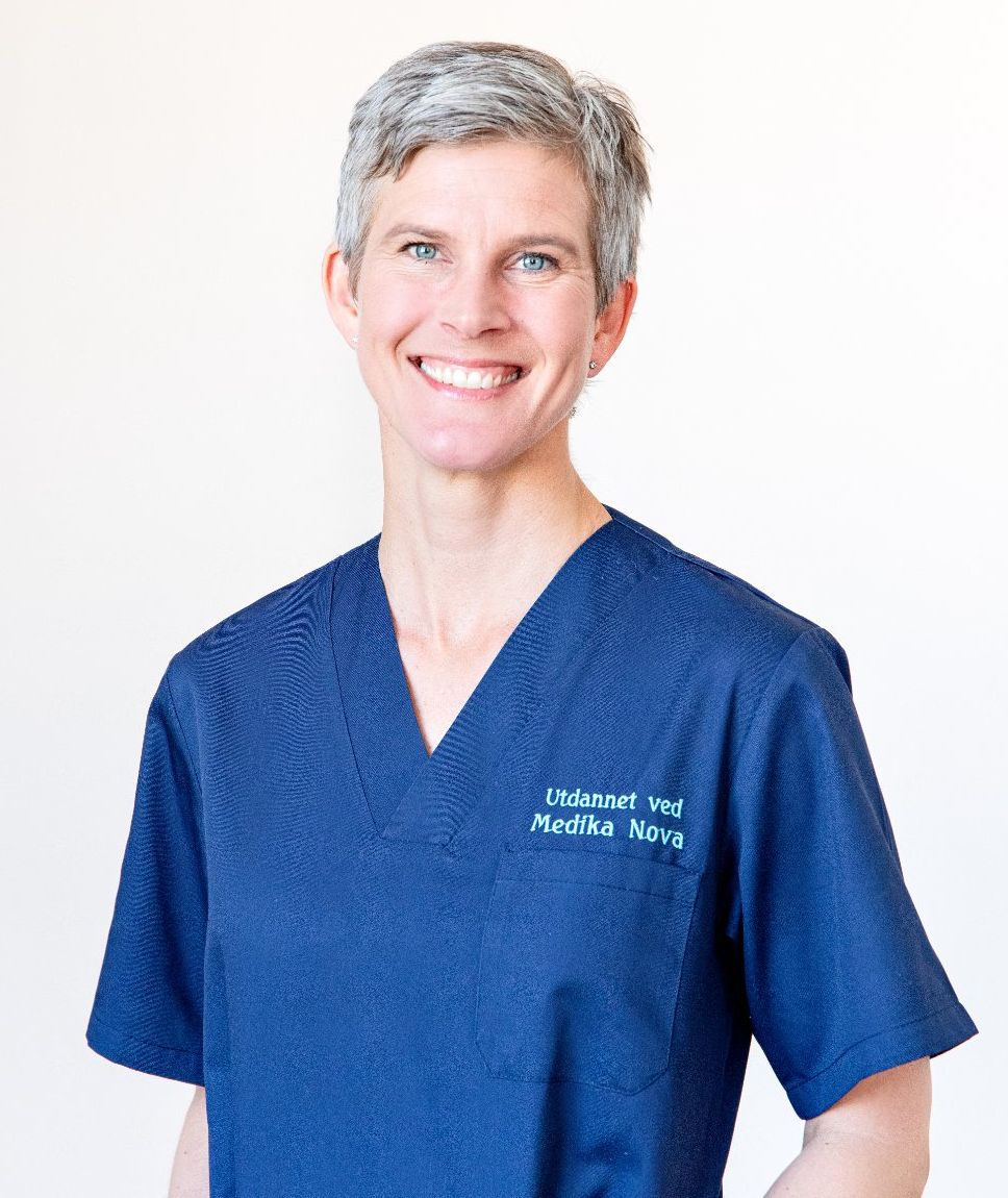 Smilende kvinnelig terapeut